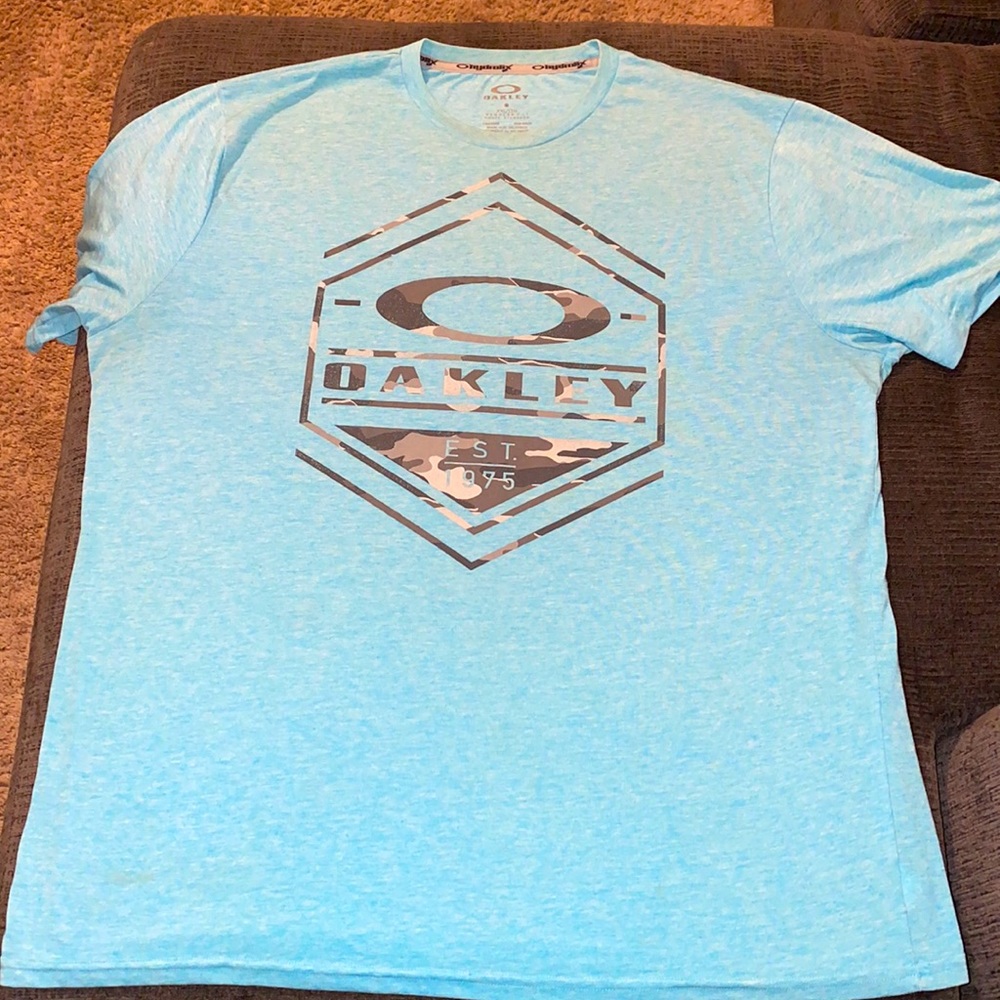 Men’s Oakley T-shirt